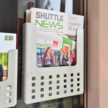 Ihr findet unsere neue ShuttleNews jetzt in all unseren Zügen oder auch online unter www.erfurter-bahn.de. 📙

#erfurterbahn #eb #shuttlenews #kundenmagazin #magazin